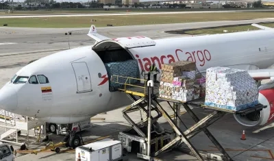 Cajas de flores importadas en el aeropuerto de Miami.