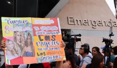 Seguidores de Shakira a las afueras del Estadio Nacional.