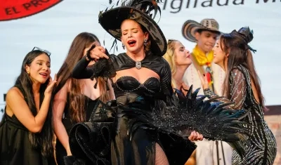 Reina del Carnaval con su vestido 'Entre el duelo y honor' para el Martes de Carnaval. 