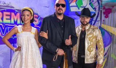  Pepe Aguilar, en medio de sus hijos Leonardo y Ángela.