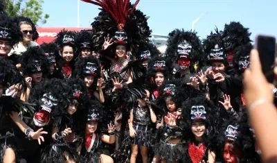 La reina y el semillero de la comparsa 'Los gorilas'.