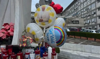 Cartas, globos y flores se acumulan en las puertas del hospital Gemelli en Roma-