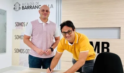 El director de la AMB, Libardo García y el Alcalde de Juan de Acosta, Carlos Fidel Higgins.