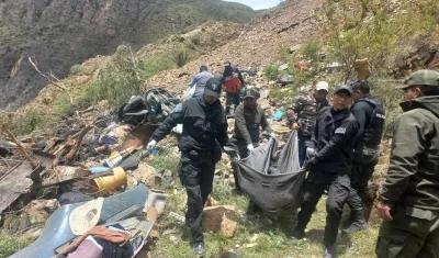 Rescate de personas heridas en el accidente. 