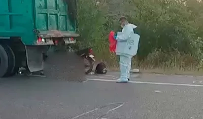 La Policía de Tránsito realizando la inspección del cuerpo del motociclista. 