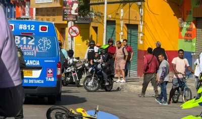 El motociclista quedó muerto en la mitad de la vía. 