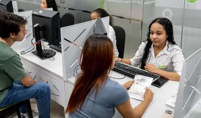 Asesores de Areandina atienden a personas interesadas en la formación. 