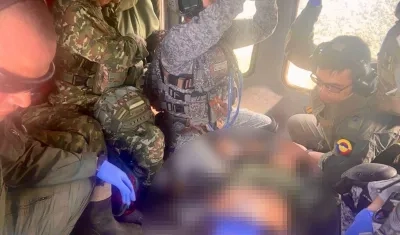 Traslado de los dos soldados heridos.