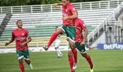 Stiwart Acuña celebrando uno de sus goles.