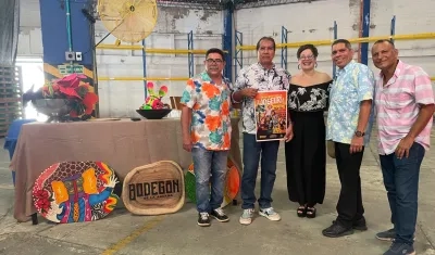 La directora de la Fundación Heriberto Fiorillo, Claudia Muñoz, junto a los artistas invitados para la Resurrección de Joselo.