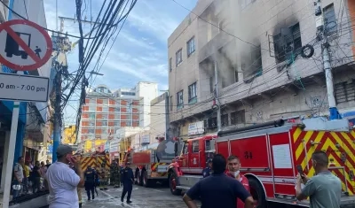 Bomberos mientras atendían la emergencia en el Centro.