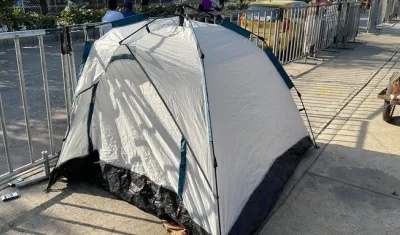 Uno de los campamentos en las afueras del estadio Metropolitano. 