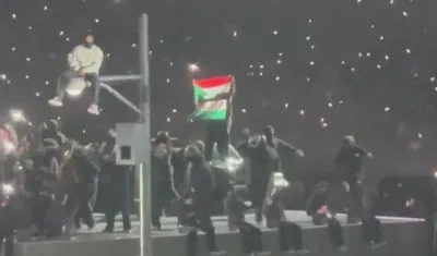 Momento en que el hombre mostraba una bandera de Palestina. 