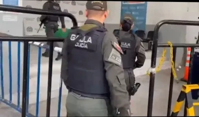 Momento en el que los trasladan a la URI de la Fiscalía en el centro.