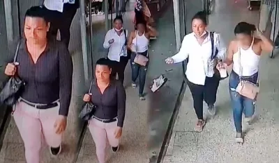 Las dos delincuentes (las que no tienen la cara difuminada) y la víctima.