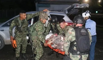 Integrantes de las Fuerzas Militares asisten a persona herida por conflicto en el Catatumbo.
