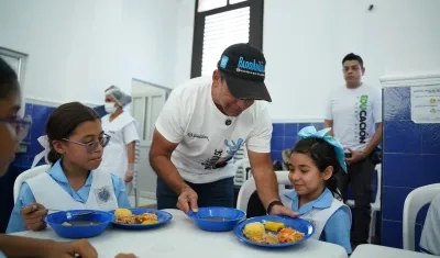 Alcalde Alejandro Char durante la entrega de los comedores escolares. 
