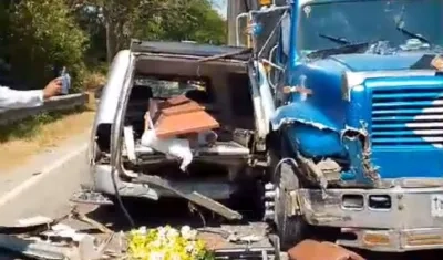 Choque de carroza fúnebre con camión.