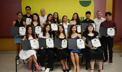 Los estudiantes que recibieron la beca. 