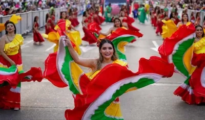 La comparsa de fantasía Rumbón Normalista en Desfile de Guacherna.