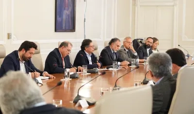 Armando Benedetti junto con el Presidente Gustavo Petro en el Consejo de Ministros. 