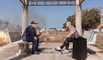 Zair Guette en una foto donde mostró sus dos facetas: bombero y cantante. 