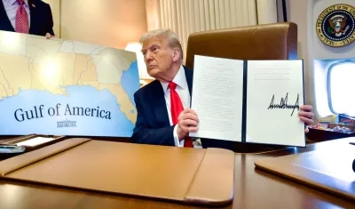 Trump al firmar la designación del 9 de febrero como 'Día de Golfo de América'. 