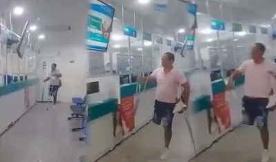 Momento en que el paciente causa los destrozos en la droguería Cafam. 