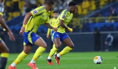 Jhon Durán en acción de juego.