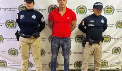 El capturado junto a las autoridades.