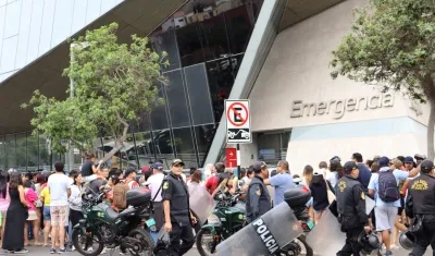 Los fanáticos de Shakira a las afueras de la clínica de Lima donde fue internada.