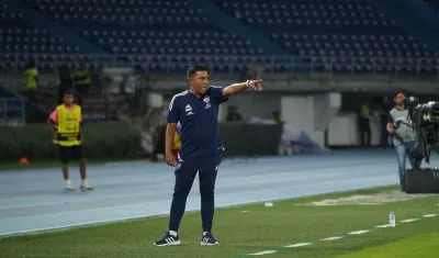 César Farías dirigiendo a Junior en un partido.