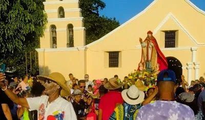 San Agatón se alista para su procesión un Sábado de Carnaval. Al fondo, la iglesia San Jerónimo de Mamatoco.