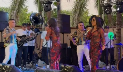 Natalia Curvelo junto a Zair Guette en tarima. 