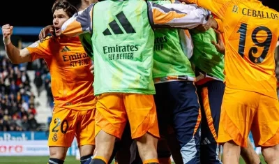 Jugadores del Real Madrid celebrando el gol en el final.