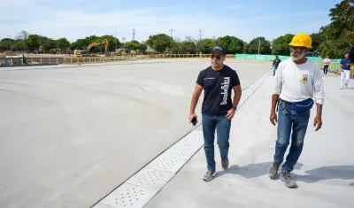 El Alcalde Alejandro Char supervisando las obras del polideportivo La Magdalena.
