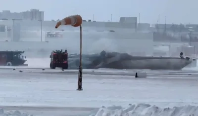 El avión terminó volteado.