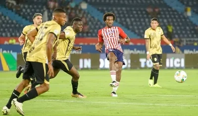 Acción de juego entre Junior y Águilas.