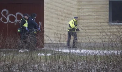 Las fuerzas policiales están desplegadas en la Escuela Risbergska en Örebro, Suecia.