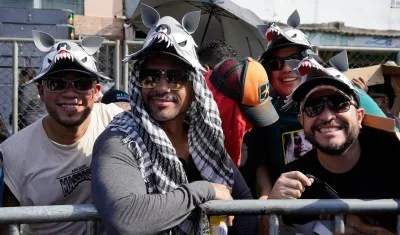 Seguidores de Shakira en las afueras del Metropolitano.