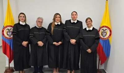 Los magistrados  de la Comisión Seccional de Disciplina Judicial del Atlántico con María José Casado (centro).