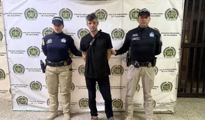 El capturado junto a las autoridades.