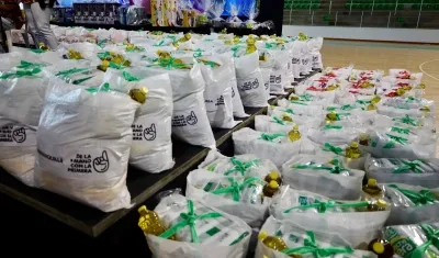 Entrega de mercados a beneficiarias.