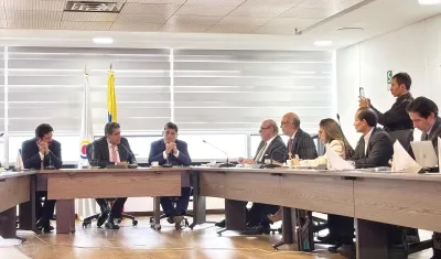 Procurador Gregorio Eljach, Ministro de Hacienda, el Presidente de Andesco y representantes del sector minero-energético.