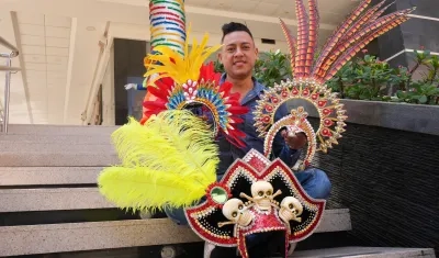 Miguel García, diseñador de tocados de Carnaval. 