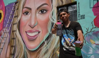 Luifer Guarín con su obra de Shakira.