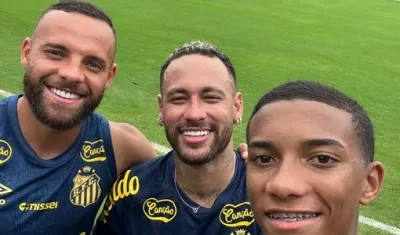 Neymar junto a sus compañeros tras la primera sesión de entrenamiento.