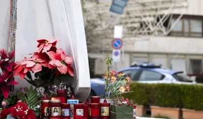 Flores y velas en la entrada del Hospital Universitario Gemelli de Roma.