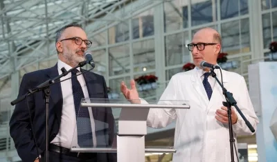 Luigi Carbone y el médico Sergio Alfieri dieron la rueda de prensa sobre la salud del Papa.