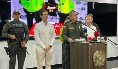 El Comandante de la Policía Metropolitana Brigadier General Edwin Urrego durante la rueda de prensa. Lo acompañan el Secretario del Interior del Atlántico José Antonio Duque y el Secretario de Seguridad del Distrito Yesid Turbay.